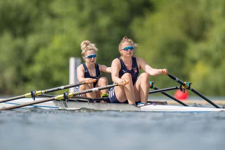 The women’ß double at race pace, in a photo taken at water level.