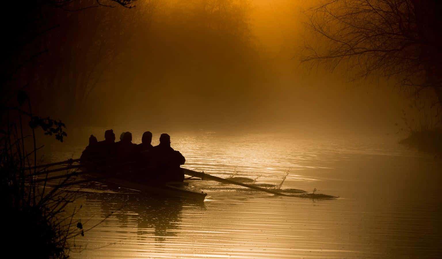 A four rows up the Stour in the orange morning mist. 